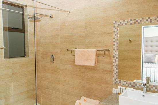 Blyde Canyon, A Forever Resort: 12-Sleeper Guesthouse. 6 Bedrooms (5 queen beds & 1 bunk bed) 