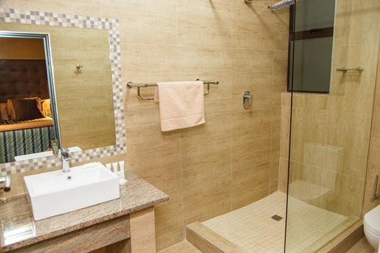 Blyde Canyon, A Forever Resort: 12-Sleeper Guesthouse. 6 Bedrooms (5 queen beds & 1 bunk bed) 