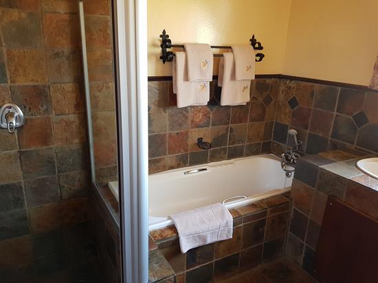 Blyde Canyon, A Forever Resort: 4-Sleeper Chalet. 2 bedrooms (1 double bed & 2 single beds)