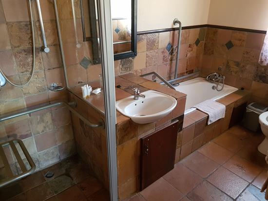 Blyde Canyon, A Forever Resort: 4-Sleeper Chalet. 2 bedrooms (4 single beds)